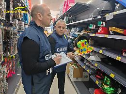 Carnevale, sequestrati 1,8 milioni di articoli tra Napoli e provincia