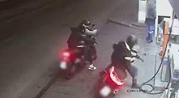 Ferito a colpi di pistola per la tentata rapina allo scooter: preso il secondo bandito 
