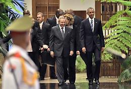 Cuba-Usa, la stretta di mano tra Raul Castro e Obama