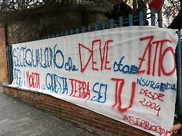 Striscione contro De Luca davanti al Pascale