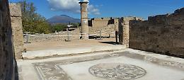 Pompei: turista americano scardina tessere di un mosaico pavimentale