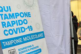 Crisanti: «Omicron 2 è contagiosissima, sintomi seri in fragili e non vaccinati»