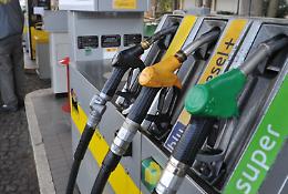 Patuanelli: 25 centesimi in meno su un litro di carburante