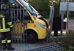 Carpi: rubati 5 bus, 2 schiantati contro una scuola