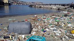 Posillipo, la spiaggia di Riva Fiorita sommersa dai rifiuti VIDEO