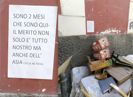 Chiaia, materassi in strada da due mesi: spunta il cartello dei residenti