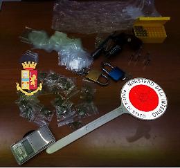 Pistola e droga sotto sequestro, denunciati padre e figlio
