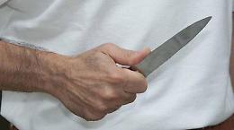Ubriaco e armato di coltelli, finisce nei guai