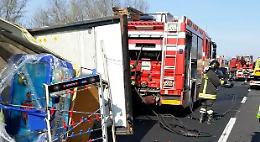 Maxitamponamento sull'A1, coinvolti un tir e due auto: 4 feriti e 3 km di coda 