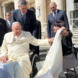 Il piviale del Papa realizzato dagli studenti napoletani 