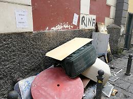 Chiaia, materassi in strada da tre mesi in via Piscicelli