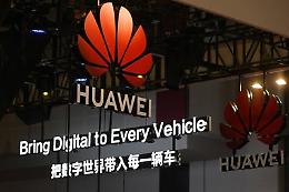 Huawei, passo indietro Trump