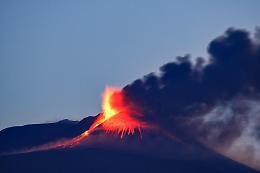 Etna, eruzione: fontana di lava e cenere nella notte