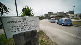 Droga e cellulari nei tombini del carcere