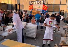 Pizza di solidarietà al presidio dei lavoratori Whirpool