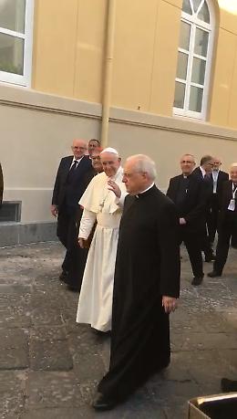 Papa Francesco a Napoli, l'abbraccio con Sepe e gli auguri al sindaco