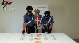 Scampia, sorpresi a nascondere 2.250 dosi di droga nel vano scale