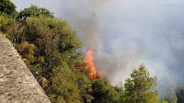 Incendio a Positano, senso unico alternato sulla Statale Amalfitana
