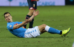 Il Napoli pareggia col Genoa, l'arbitro nega due rigori netti