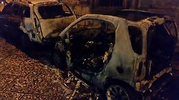 Cassonetti incendiati nel centro storico, le fiamme avvolgono anche tre auto