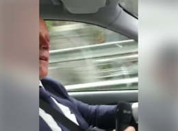 Canta in auto mentre trasporta salma, il video diventa virale
