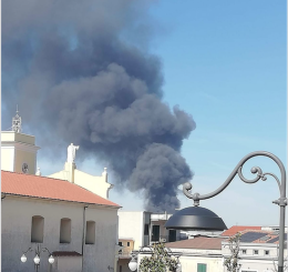 Sant'Antonio Abate. Vasto incendio di materiale in plastica. Allarme tra le popolazioni. In fiamme deposito di un'azienda di catering stabiese