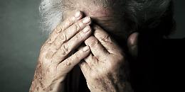 Calci e pugni ai genitori, arrestato 25enne