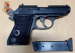 Sullo scooter con pistola giocattolo, bloccati dopo inseguimento