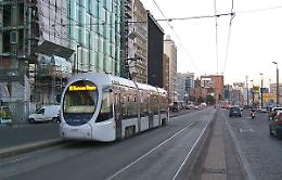 Molotov contro tram, incendio spento dall'autista