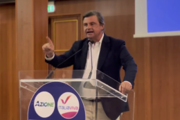 Calenda: «Il reddito non lo paga Conte, Lauro almeno pagava le scarpe»