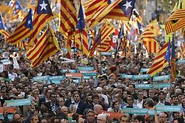 Catalogna commissariata, migliaia in piazza a Barcellona