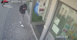 Rapinano farmacia, incastrati dai video