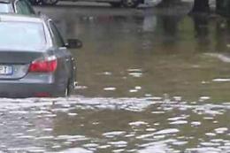 Crotone allagata per nubifragio: «State a casa, meteo peggiora»