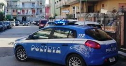 Muore schiacciato dall'auto da cui stava rubando la marmitta