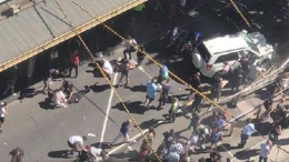 Auto sulla folla a Melbourne: 19 feriti