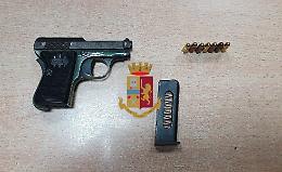 Sorpreso in strada con una pistola, 16enne nei guai