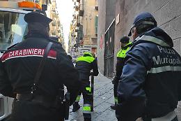 Quartieri Spagnoli, catene e sedie per garantirsi posto auto