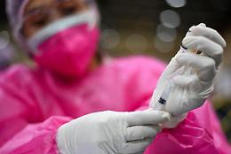 Variante Omicron, Ema: «Non sappiamo se servirà nuovo vaccino»