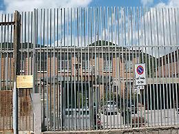 Sorpreso con droga in carcere a Salerno, agente fugge puntando la pistola: preso a Battipaglia