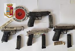 Polizia sequestra 4 pistole, arrestato 30enne: nei guai la moglie