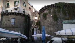 Spaccio di marijuana e psicofarmaci, arresto a piazza Nolana