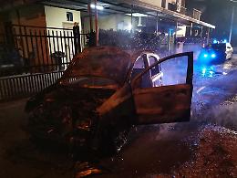 «Dammi i soldi o incendio la mia auto», ma il padre non cede