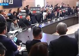 Israele, famiglie ostaggi irrompono alla Knesset. Netanyahu: «Abbiamo una proposta»