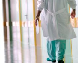 Violenze sessuali su pazienti sedati, arrestato medico
