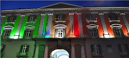 Un anno di Covid, Prefettura illuminata per ricordare le vittime