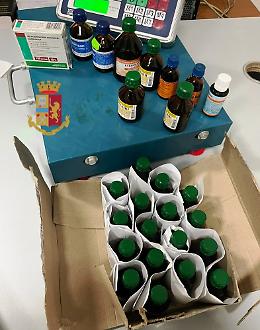 Vende farmaci su una bancarella, finisce nei guai