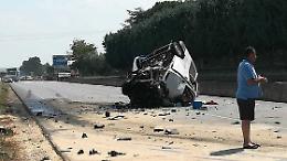 Foggia, scontro frontale tra un furgone e un Tir: morti dodici migranti