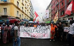 In marcia per il senegalese ferito: «Non siamo il nemico a cui sparare»