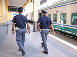 Napoli centrale, poliziotti soccorrono giovane in stato confusionale