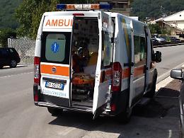 Si appoggia a lampione e muore fulminato sotto gli occhi della ragazza